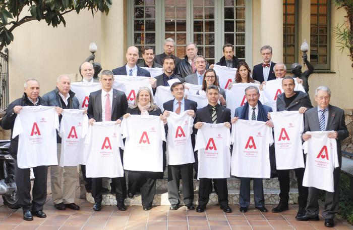 Fotografia de les autoritats i els ambaixadors (Autor: Jordi Estruch)