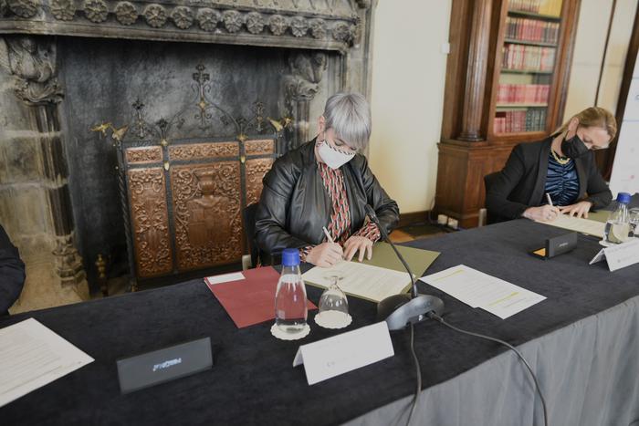 La consellera Ciuró durant la signatura