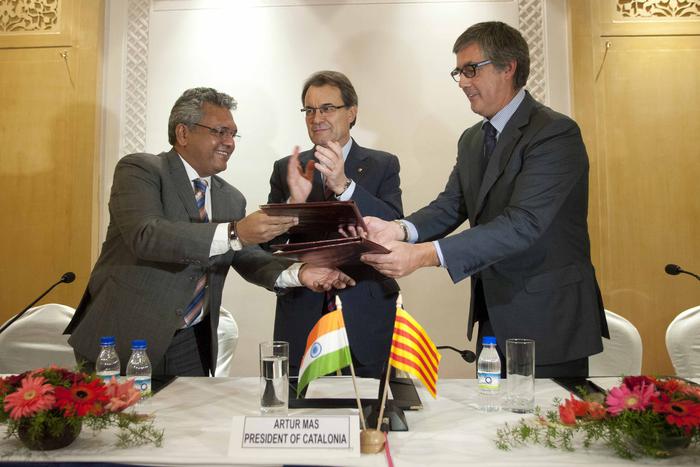 Fotografia del president Mas a l'acte de signatura del conveni entre la catalana Zanini i l'índia Polyplastics