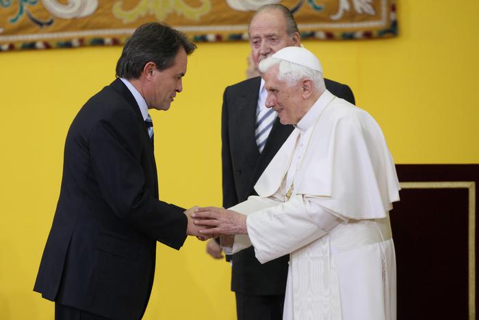 Artur Mas saludant el papa Benet XVI