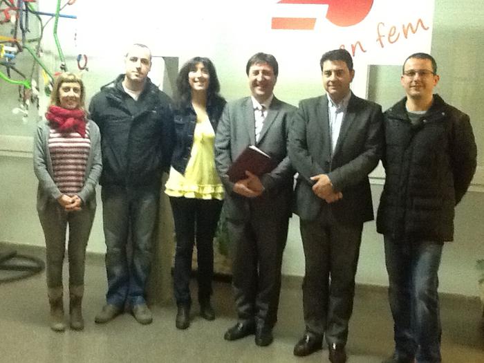 El Delegat, Jordi Moltó, amb l'alcalde, Josep Salom, i altres membres del consistori i de l'equip directiu de l'escola L'Era de Dalt