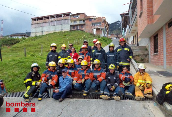 Foto de grup, al municipi de Yarumal, trobada amb cossos de bombers del nord d'Antioquia