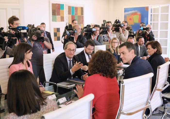 Fotografia de l'inici de la reunió de la Mesa de negociació entre els governs català i espanyol 