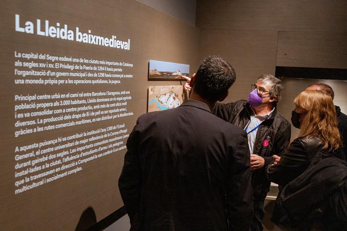 El director del Museu de Lleida, Josep Giralt, en un moment de la visita guiada que ha fet la consellera de Cultura pel Museu de Lleida