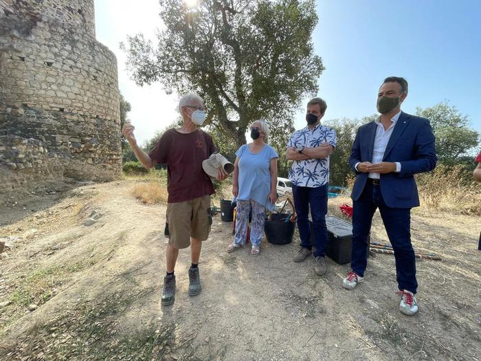 El secretari d'Infància, Adolescència i Joventut, Alexis Serra, ha visitat el camp de treball d'arqueologia del Castell de Sant Iscle a Vidreres