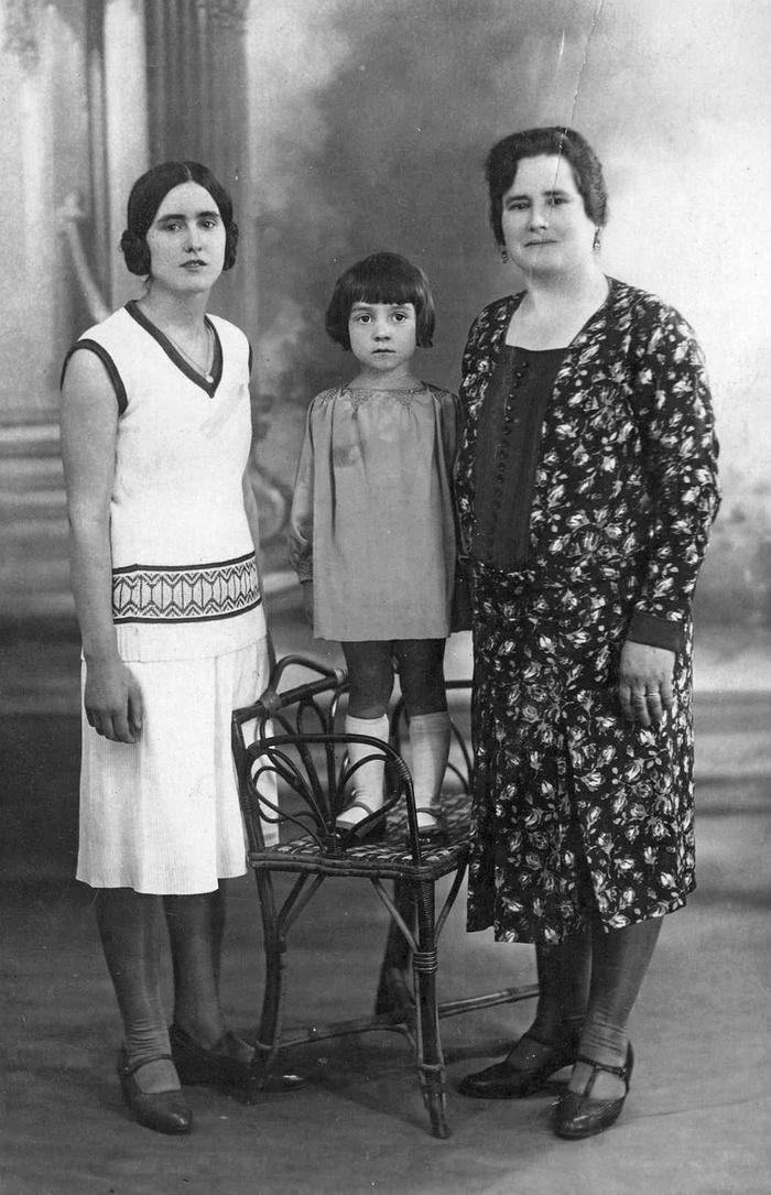 Conxita as a girl, with her mother and her aunt