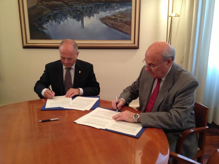 Moment de la signatura del conveni. Alfons Conesa, Director AA, i Jaume Bosch, alcalde de Sant Boi