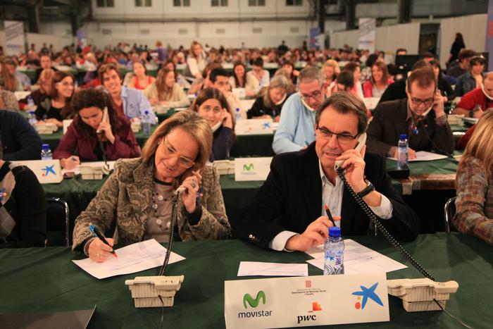 El president i la seva esposa atenent telèfons per La Marató de TV3
