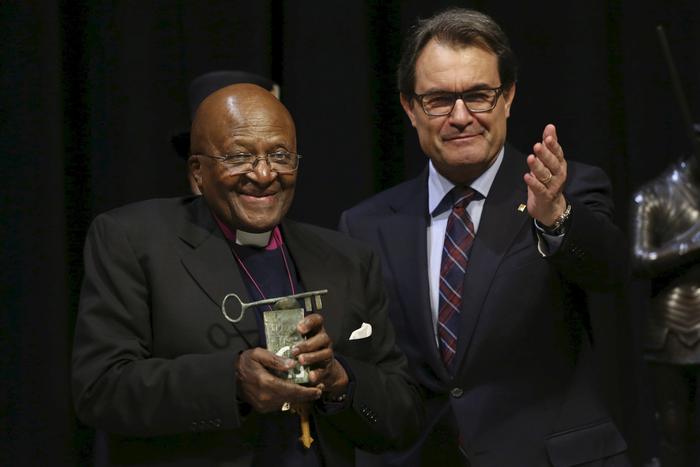 President Mas awarding Archbishop Desmond Tutu with the Catalonia International Prize
