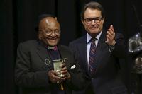 President Mas awarding Archbishop Desmond Tutu with the Catalonia International Prize President Mas awarding Archbishop Desmond Tutu with the Catalonia International Prize