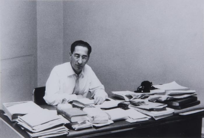 Joan Teixidor treballant al seu despatx de l'editorial Destino de la qual va ser fundador. Arxiu de la família Teixidor