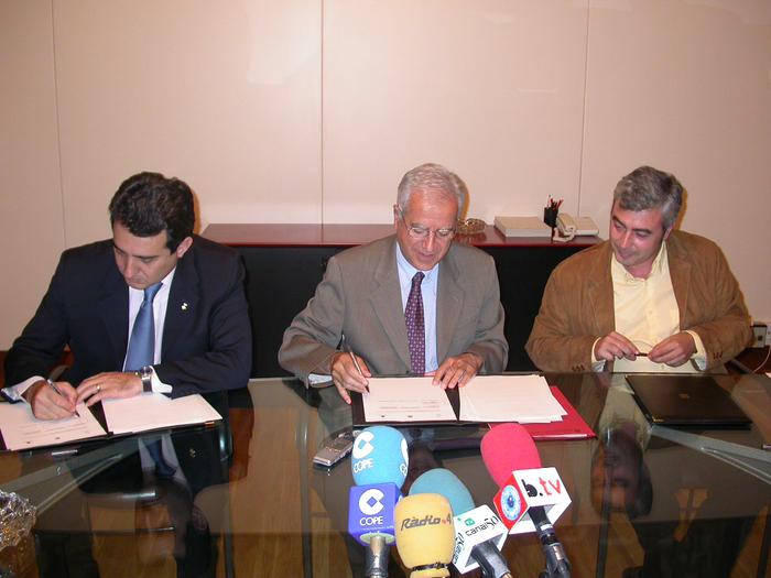 Acte de signatura entre el conseller de Justícia, el president de la FMC, Manel Bustos (a l'esquerra), i el secretari general de l'ACMC, Josep M.Matas (a la dreta) 