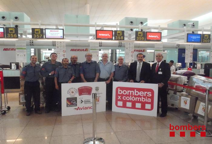 Imatge del comboi de Bombers a l'aeroport del Prat