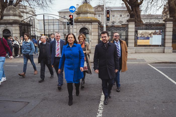 El president Aragonès, la presidenta del Sinn Féin, Mary Lou McDonald, i altres autoritats a Dublín.
