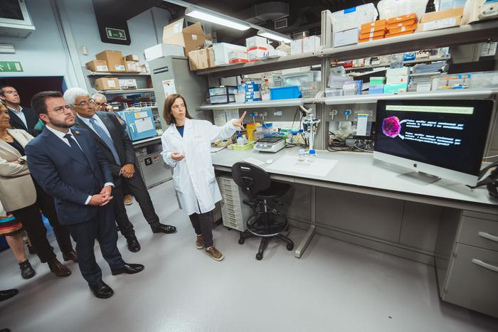 El president Aragonès i el conseller Balcells durant la visita a un dels laboratoris de l'IBEC.