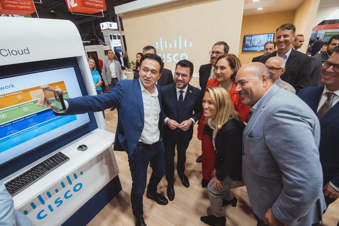 El president Aragonès durant la visita a l'estand de Cisco a l'Smart City Expo.