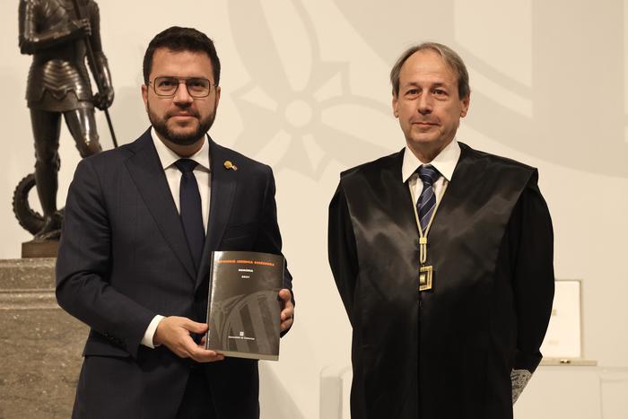 El president Aragonès i el president de la Comissió Jurídica Assessora, Jaume Vernet.