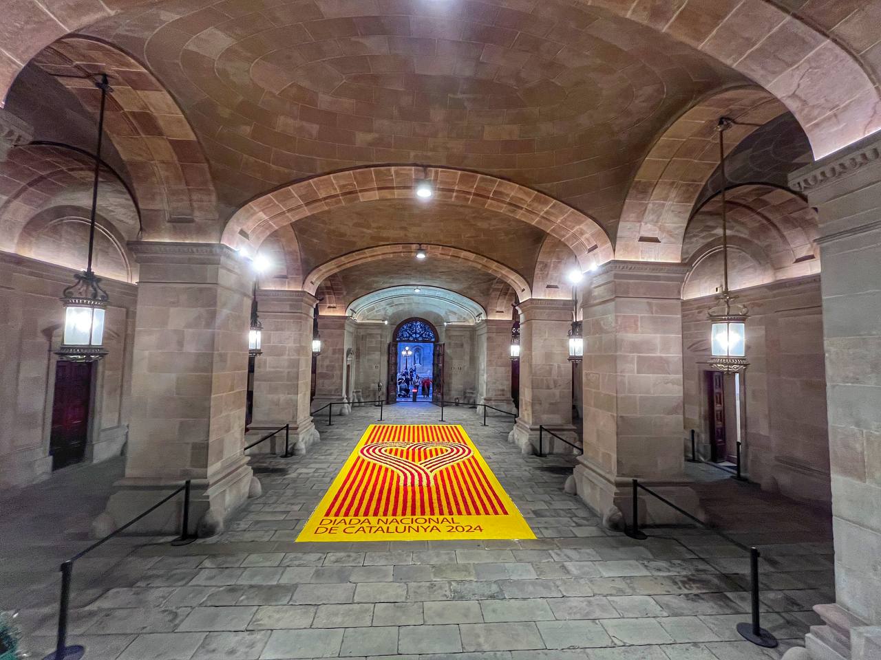 Catifa de flors a l'entrada del Palau elaborada per la Federació Catalana de Catifaires