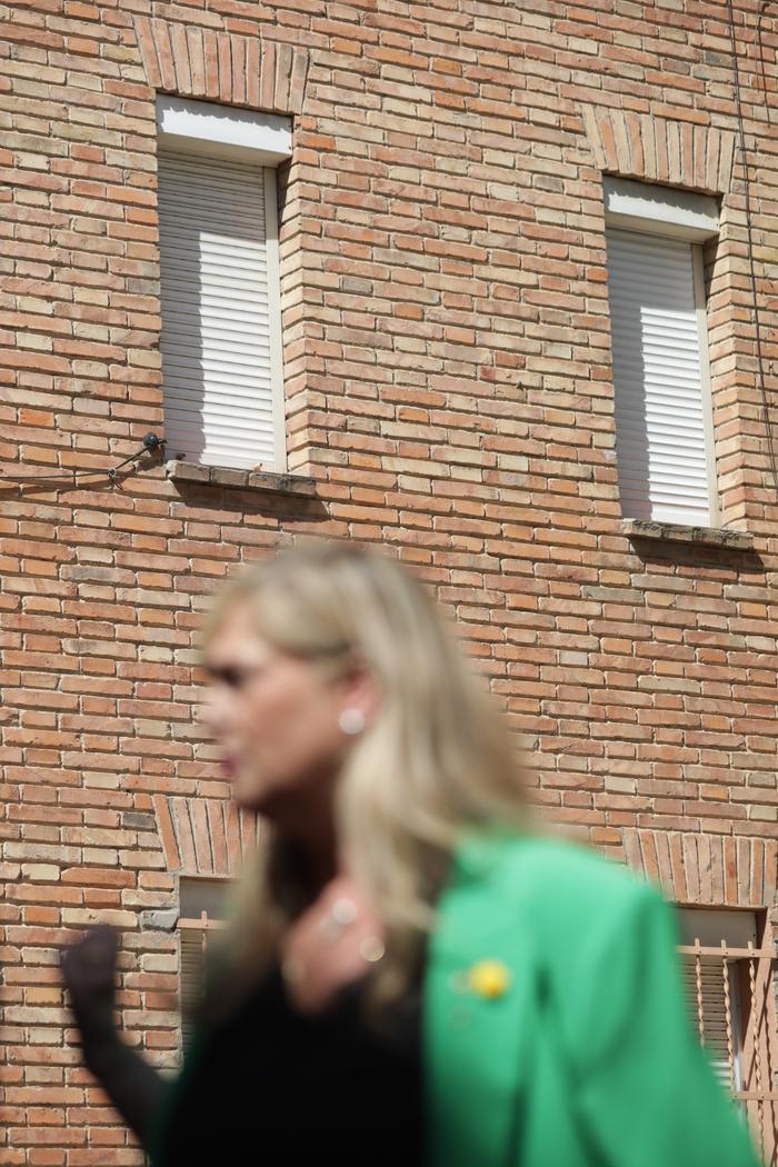 La consellera durant al visita en un dels barris de Lleida que es beneficiaran del programa