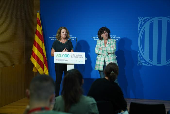 La consellera Jordà i la directora general d'Energia, Assumpta Farran, durant la presentació del balanç de l'autoconsum fotovoltaic a Catalunya