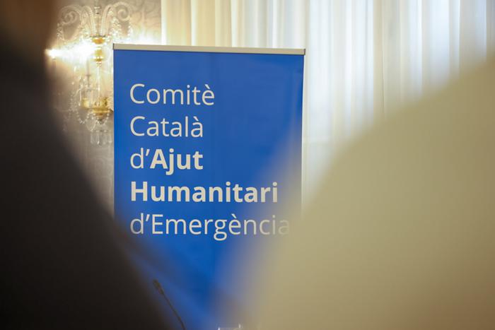 Roll-up del Comitè Català d'Ajut Humanitari d'Emergència.