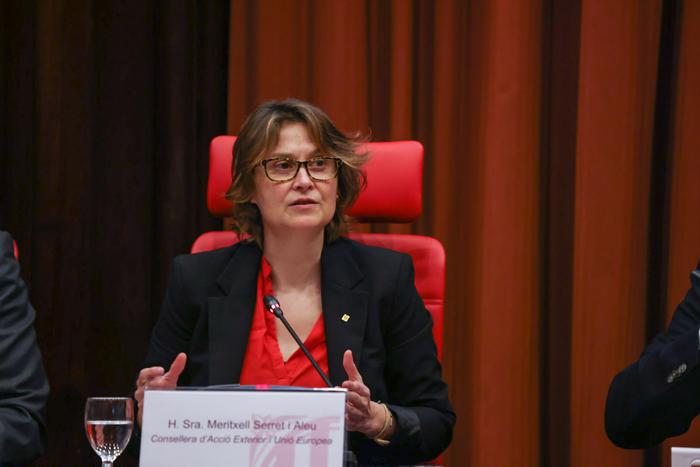 La consellera Serret al Parlament. Foto: Raquel Pérez / Departament d'Acció Exterior i Unió Europea