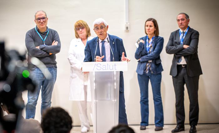 Foto 2: Roda de premsa del conseller Balcells i dels responsables de tots els dispositius implicats en el programa d'atenció a pacients crònics complexos amb multifreqüentació a les urgències de l'àrea nord de Barcelona ciutat