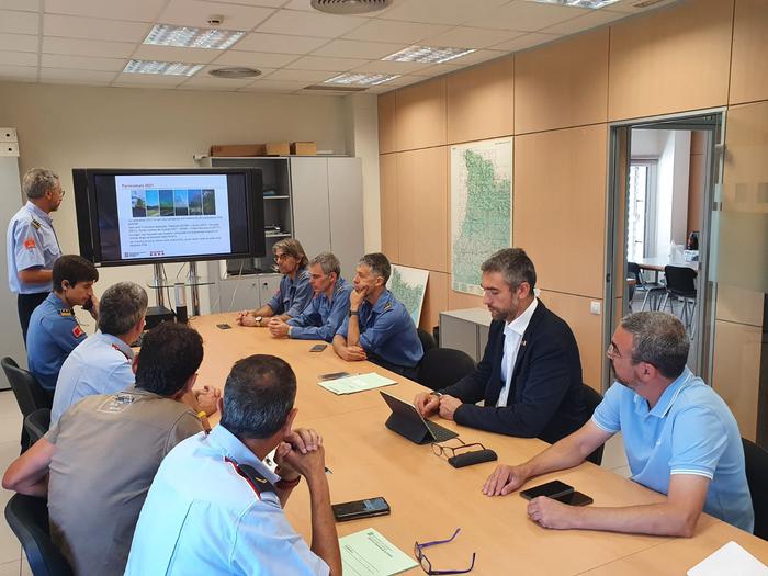 Bernat Solé, amb els representants dels cossos i serveis operatius durant la reunió de coordinació