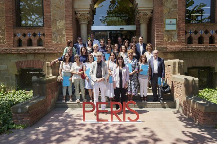 Fotografia de grup amb representants de cadascun dels equips que han aconseguit un ajut PERIS 2022-2024 en l'àmbit d'Atenció Primària