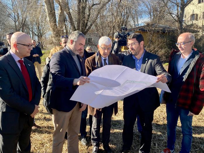 Fotografia del conseller de Salut, Manel Balcells, acompanyat dels polítics de la zona, mirant el plànol del futur Hospital Comarcal de l'Alt Urgell