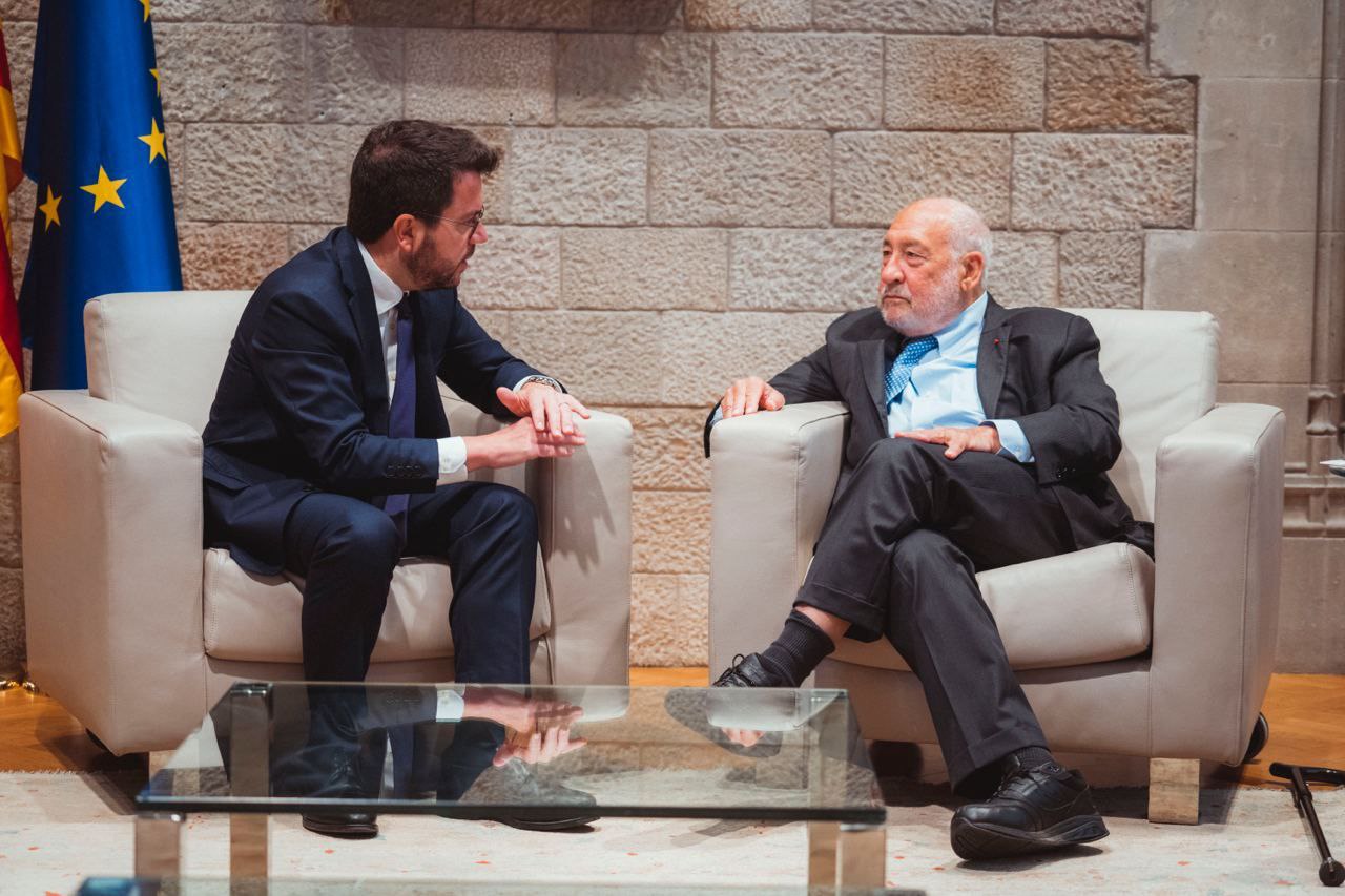 El president conversa amb Joseph E. Stiglitz
