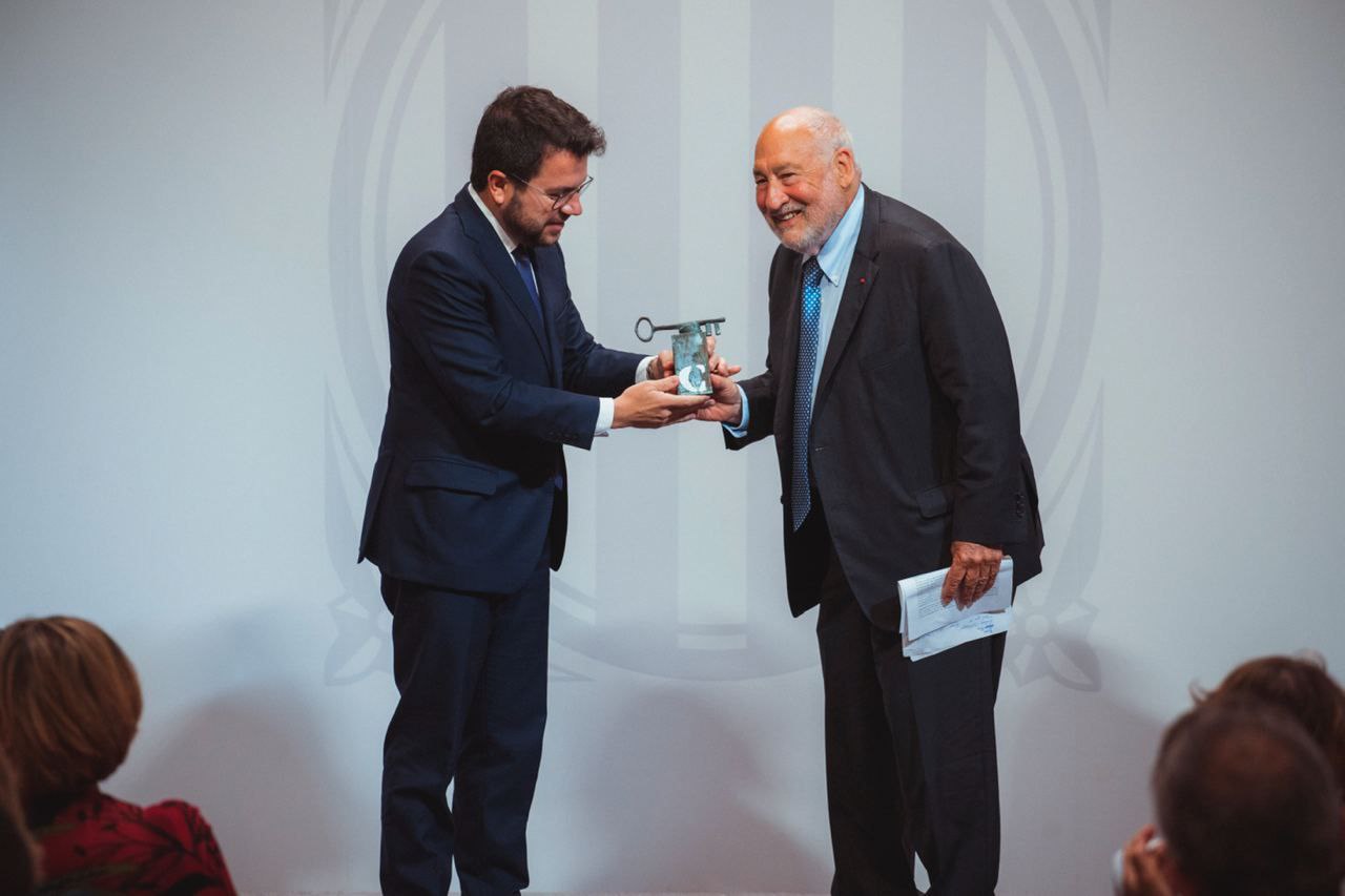 El president entrega la distinció a l’economista nord-americà Joseph E. Stiglitz