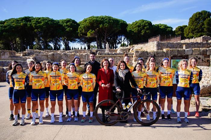 Foto de família del Massi-Tactic UCI Women¿s Team amb la consellera Vilagrà i la secretària Anna Caula.
