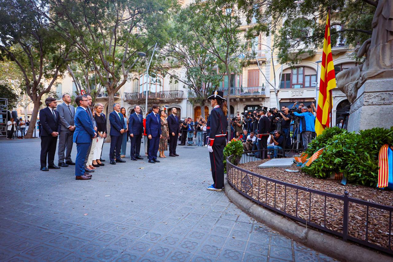 Ofrena floral al Monument a Rafael Casanova