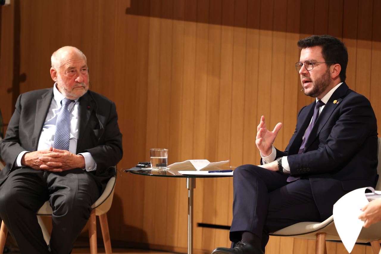 Conversa entre el president i el Premi Internacional Catalunya a l'Ateneu Barcelonès