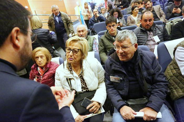 El president de la Generalitat saludant a familiars víctimes de l'amiant.