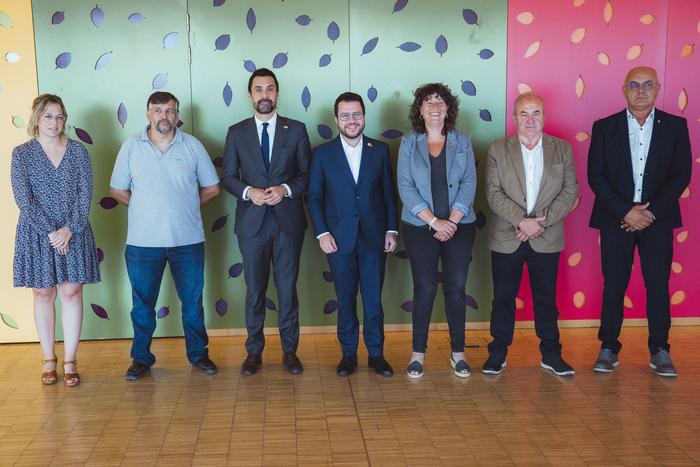 El president Aragonès i els consellers Teresa Jordà i Roger Torrent amb els representants de la Taula Agrària