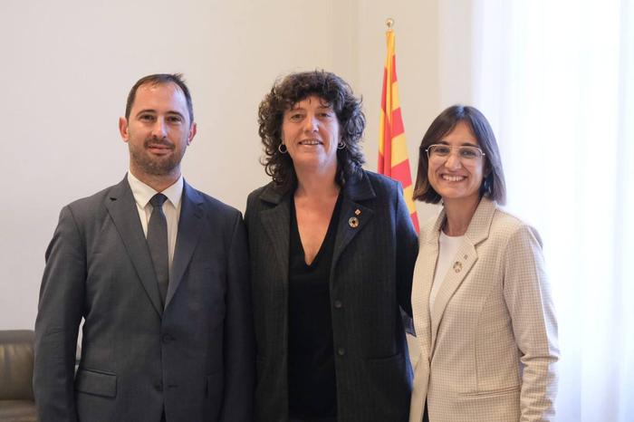 La consellera Teresa Jordà acompanyada de la directora del SMC i del director de l'Oficina de l'energia i del canvi climàtic del govern andorrà