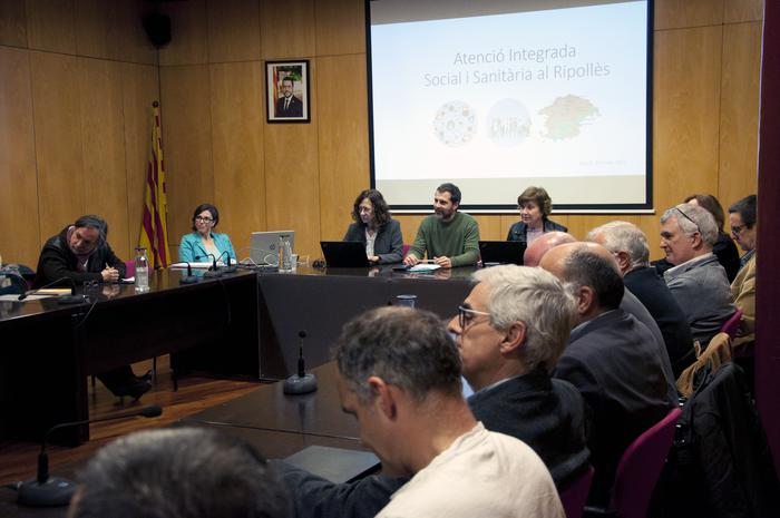 Fotografia 1, de la reunió sobre el desplegament de l'atenció integrada social i sanitària al Ripollès 
