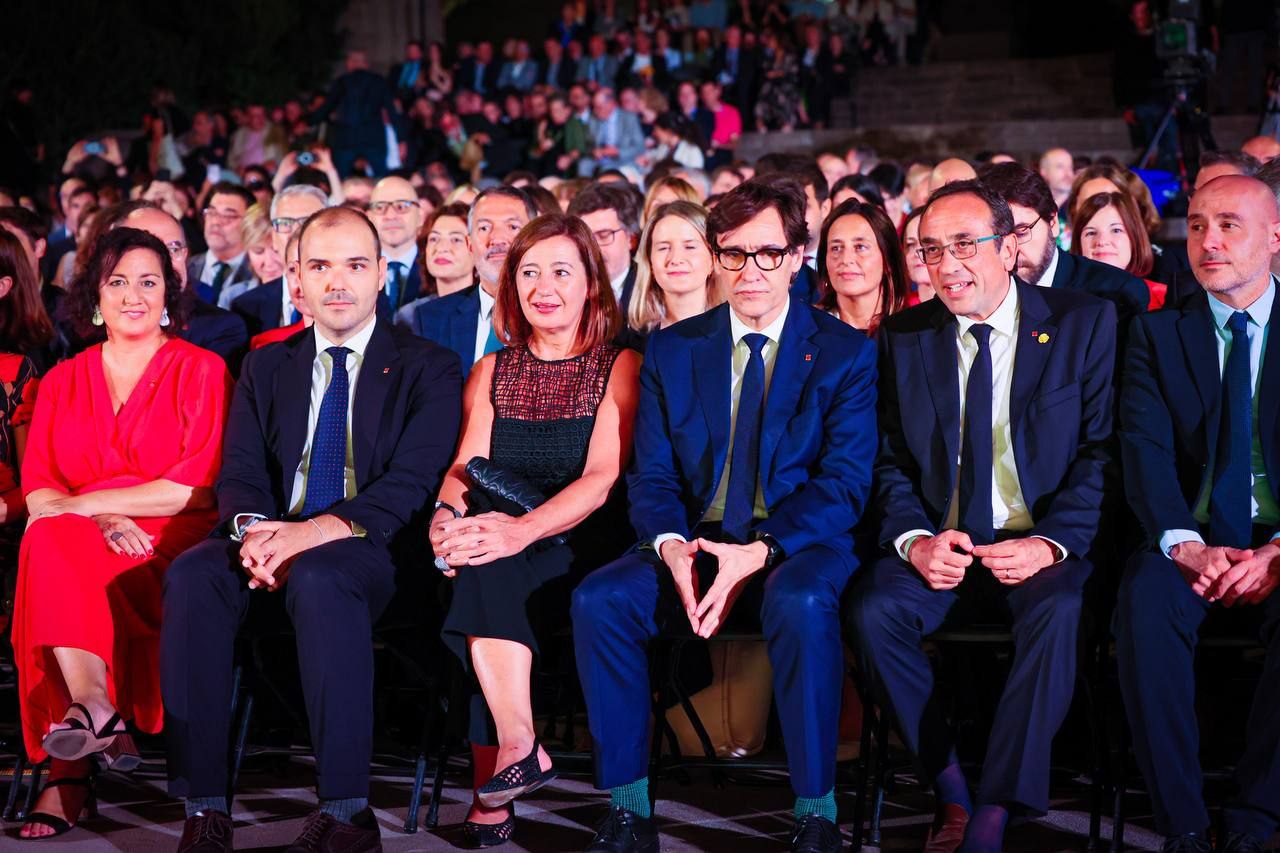 El president Illa amb la presidenta del Congrés, el president del Parlament i membres del Govern