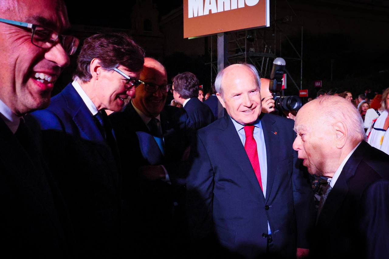 El president Illa saluda els expresidents Montilla i Pujol