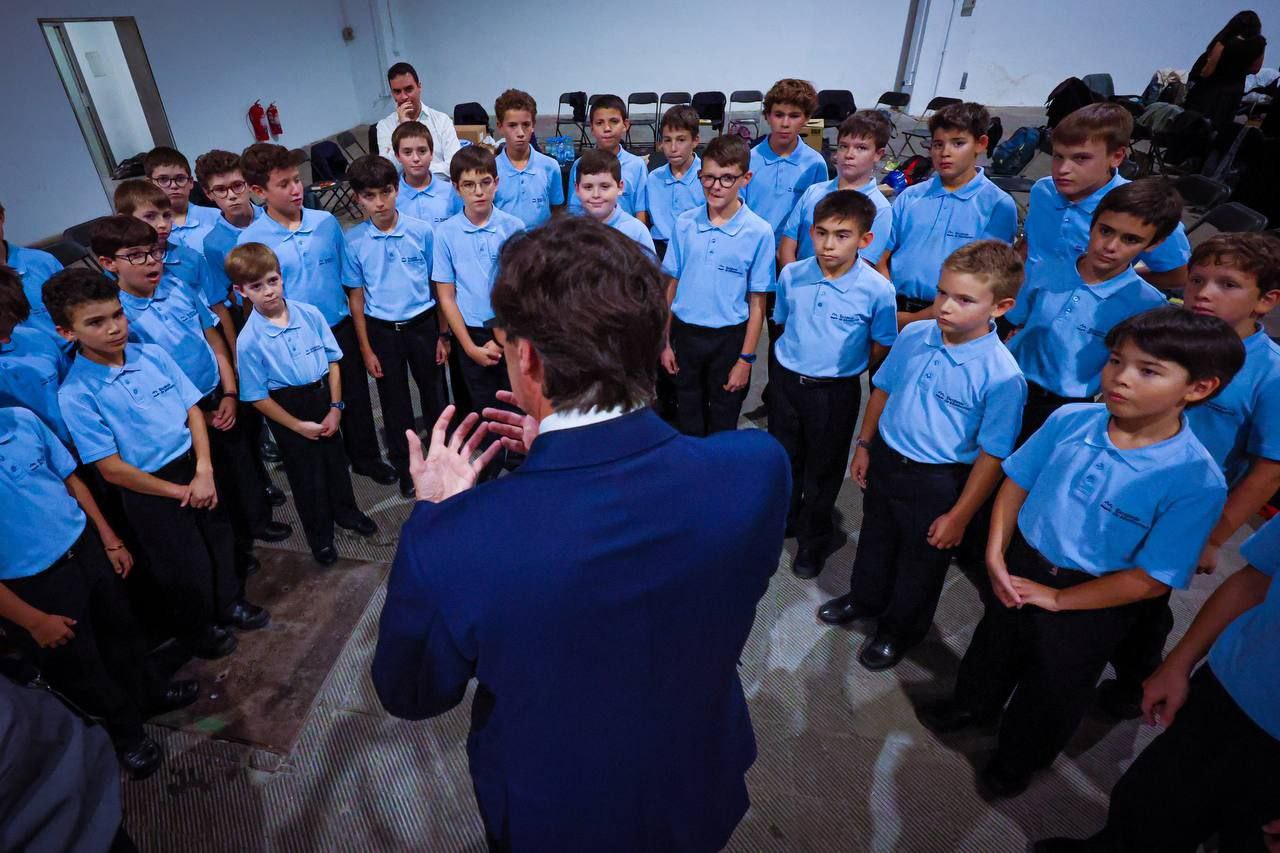 El president conserva amb els membres de l'Escolania de Montserrat