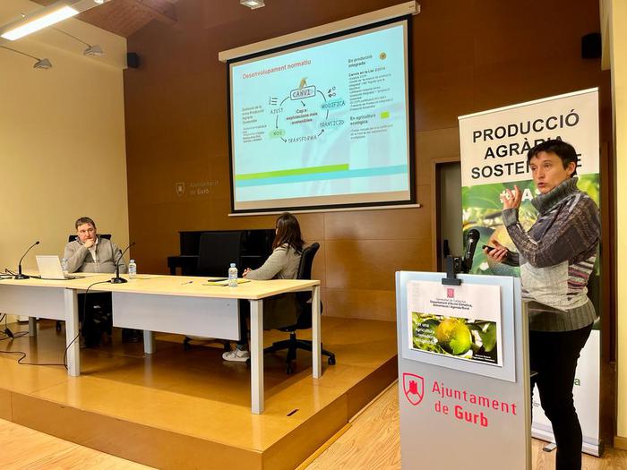 La directora general d'Agricultura i Ramaderia, Elisenda Guillaumes i Collel, presenta la PAS al sector agrari de la Catalunya Central.