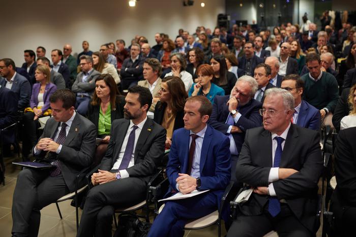 Fotografia del conseller Torrent i la resta d'autoritats durant la inauguració del I Fòrum del Corredor de l¿Hidrogen de l¿Ebre 