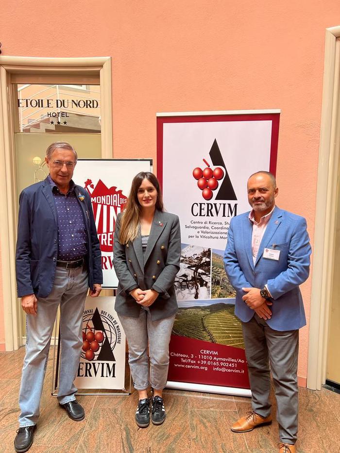 Alba Balcells amb Roberto Gaudio i Manuel Capote, representants de CERVIM
