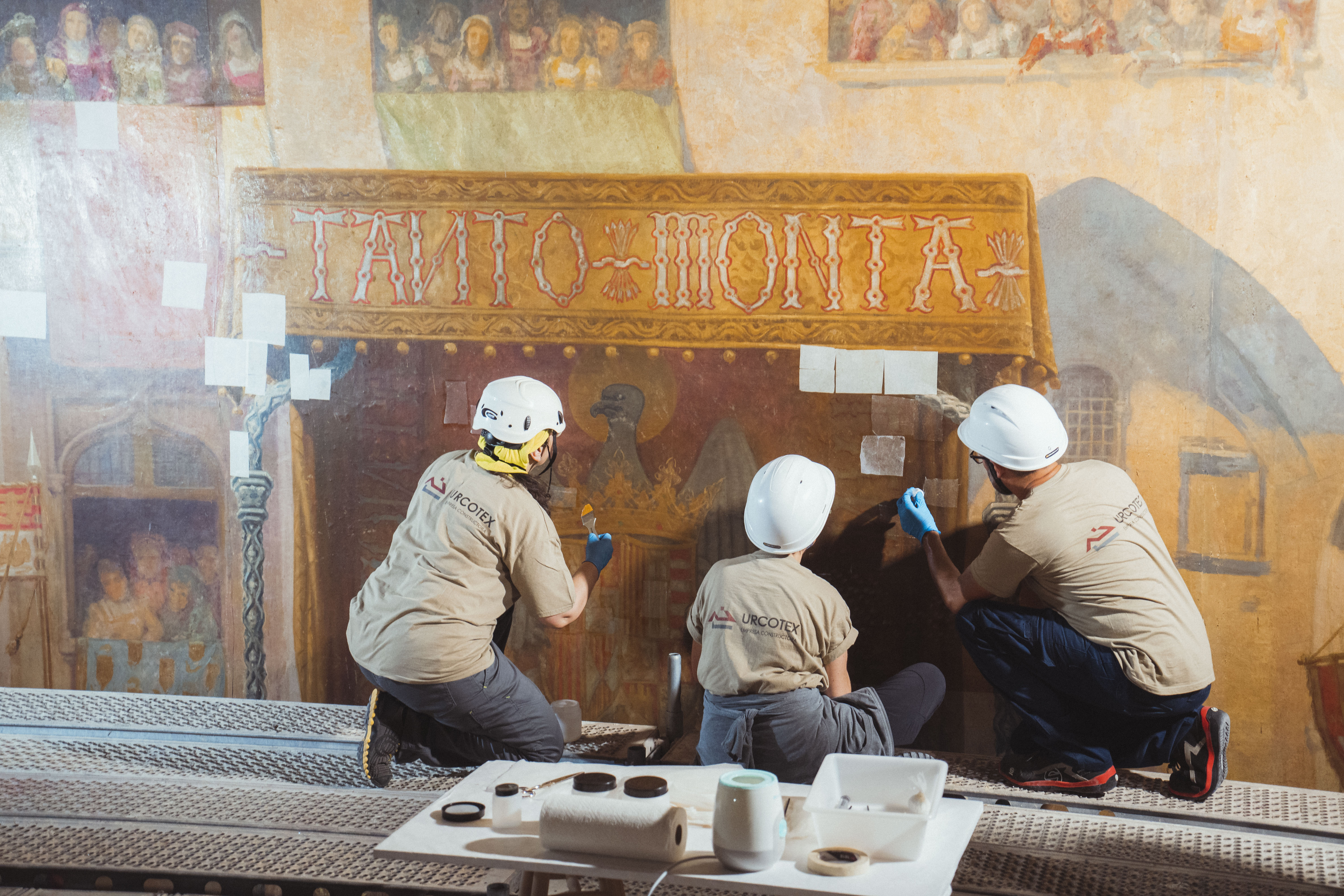 Els restauradors treballant en l'extracció d'un dels murals de la paret