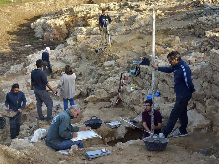 Treballs d'excavació a l'àrea del barri portuari de la ciutat grega d'Empòrion