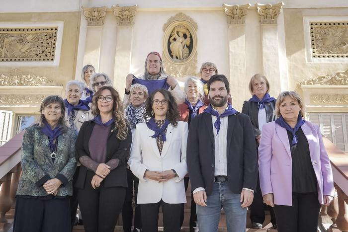 Foto de grup amb l'equip del consistori i el Consell de Dones de Sant Feliu