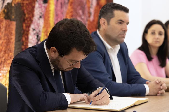 El president Aragonès signant el Llibre d'Honor a l'Ajuntament de Pineda