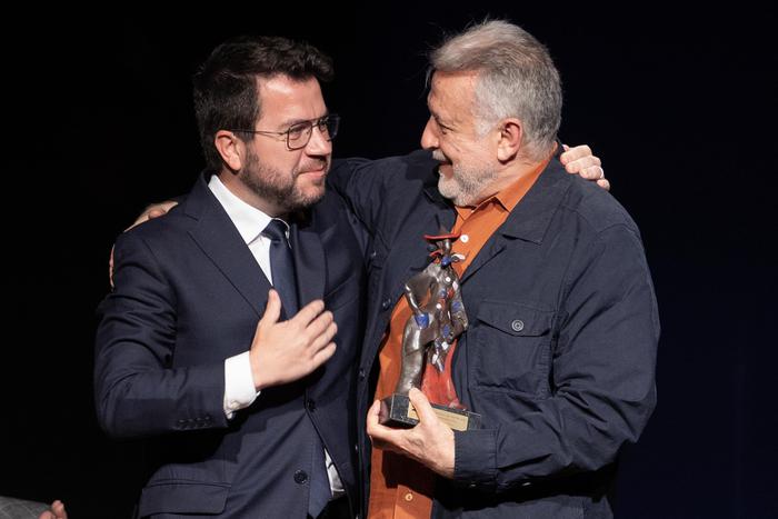 El president Aragonès lliura el Premi Arlequí a Enric Majó